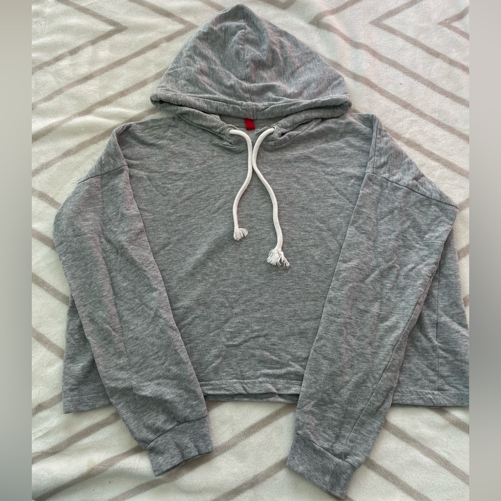 EUC, H&M Divided Women’s Grey Long Sleeved Cropped Top with Drawstring Hood Sz6